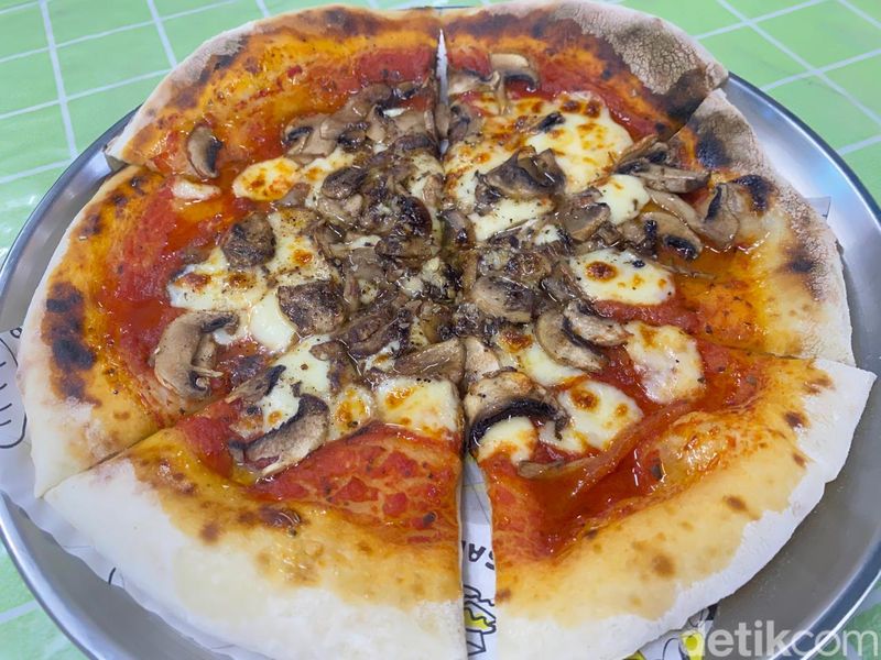 Puas! Makan Sourdough Pizza hingga Pasta AYCE Rp 88 Ribu, 1. Warung pizza tenda dengan paket menarik, 2. Pizza sourdough yang chewy dan dibuat fresh, 3. Beef pepperoni hingga Mushroom Pesto jadi andalan, 4. Pasta Smoked Beef dan Beef Podomoro patut dicoba