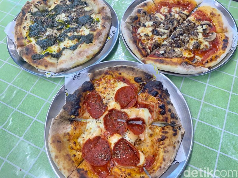 Puas! Makan Sourdough Pizza hingga Pasta AYCE Rp 88 Ribu, 1. Warung pizza tenda dengan paket menarik, 2. Pizza sourdough yang chewy dan dibuat fresh, 3. Beef pepperoni hingga Mushroom Pesto jadi andalan, 4. Pasta Smoked Beef dan Beef Podomoro patut dicoba