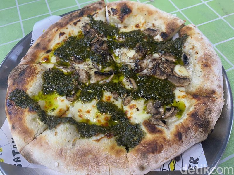 Puas! Makan Sourdough Pizza hingga Pasta AYCE Rp 88 Ribu, 1. Warung pizza tenda dengan paket menarik, 2. Pizza sourdough yang chewy dan dibuat fresh, 3. Beef pepperoni hingga Mushroom Pesto jadi andalan, 4. Pasta Smoked Beef dan Beef Podomoro patut dicoba