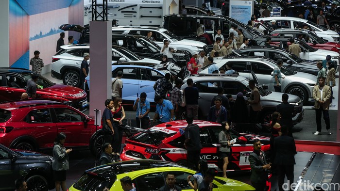 Array,Penjualan Mobil Anjlok, Orang Kaya Lebih Banyak Nahan Beli Mobil Baru