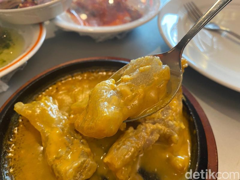 Gadang Barubah: Rendang dan Tunjang Hot Plate Enak di RM Padang Deddy Corbuzier, 1. Restoran Padang konsep modern, 2. Pilihan lebih dari 60 lauk, 3. Ayam gulai dan rendang berbumbu sedap, 4. Ayam pop dan tunjang hot plate yang tak kalah sedap