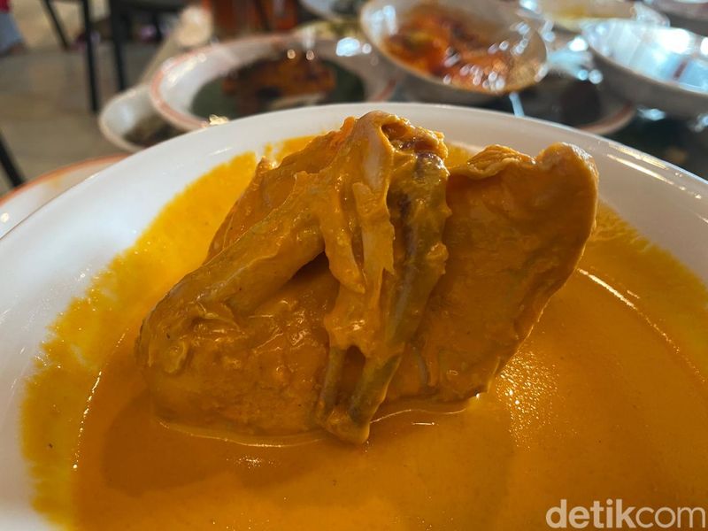 Gadang Barubah: Rendang dan Tunjang Hot Plate Enak di RM Padang Deddy Corbuzier, 1. Restoran Padang konsep modern, 2. Pilihan lebih dari 60 lauk, 3. Ayam gulai dan rendang berbumbu sedap, 4. Ayam pop dan tunjang hot plate yang tak kalah sedap
