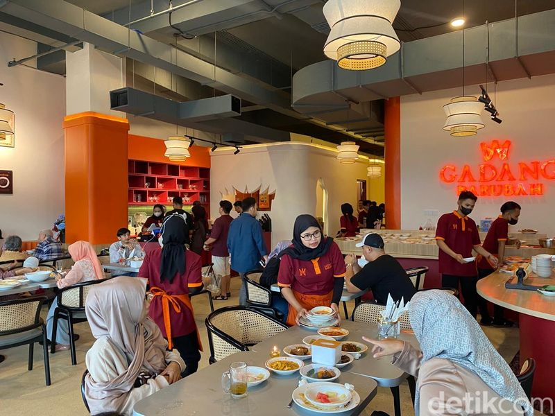 Gadang Barubah: Rendang dan Tunjang Hot Plate Enak di RM Padang Deddy Corbuzier, 1. Restoran Padang konsep modern, 2. Pilihan lebih dari 60 lauk, 3. Ayam gulai dan rendang berbumbu sedap, 4. Ayam pop dan tunjang hot plate yang tak kalah sedap