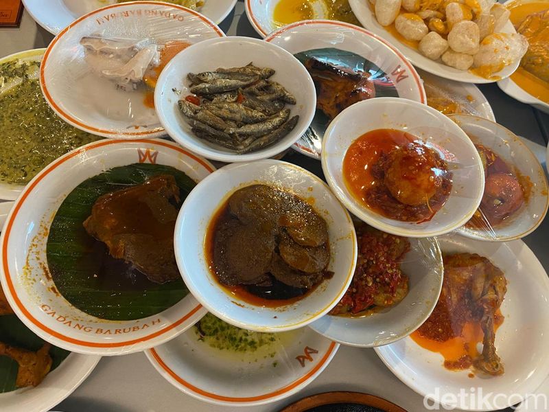 Gadang Barubah: Rendang dan Tunjang Hot Plate Enak di RM Padang Deddy Corbuzier, 1. Restoran Padang konsep modern, 2. Pilihan lebih dari 60 lauk, 3. Ayam gulai dan rendang berbumbu sedap, 4. Ayam pop dan tunjang hot plate yang tak kalah sedap