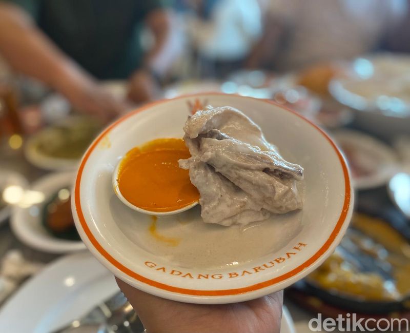 Gadang Barubah: Rendang dan Tunjang Hot Plate Enak di RM Padang Deddy Corbuzier, 1. Restoran Padang konsep modern, 2. Pilihan lebih dari 60 lauk, 3. Ayam gulai dan rendang berbumbu sedap, 4. Ayam pop dan tunjang hot plate yang tak kalah sedap