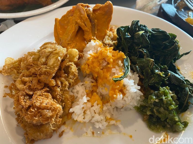 Gadang Barubah: Rendang dan Tunjang Hot Plate Enak di RM Padang Deddy Corbuzier, 1. Restoran Padang konsep modern, 2. Pilihan lebih dari 60 lauk, 3. Ayam gulai dan rendang berbumbu sedap, 4. Ayam pop dan tunjang hot plate yang tak kalah sedap