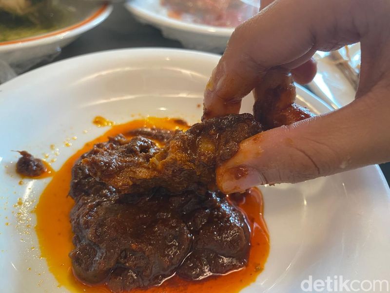 Gadang Barubah: Rendang dan Tunjang Hot Plate Enak di RM Padang Deddy Corbuzier, 1. Restoran Padang konsep modern, 2. Pilihan lebih dari 60 lauk, 3. Ayam gulai dan rendang berbumbu sedap, 4. Ayam pop dan tunjang hot plate yang tak kalah sedap