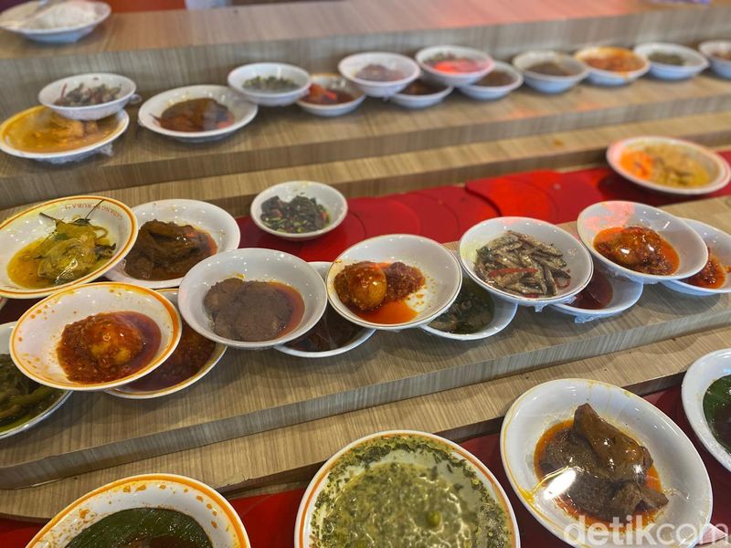 Gadang Barubah: Rendang dan Tunjang Hot Plate Enak di RM Padang Deddy Corbuzier, 1. Restoran Padang konsep modern, 2. Pilihan lebih dari 60 lauk, 3. Ayam gulai dan rendang berbumbu sedap, 4. Ayam pop dan tunjang hot plate yang tak kalah sedap