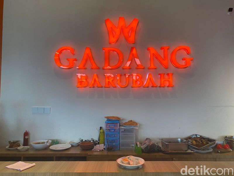 Gadang Barubah: Rendang dan Tunjang Hot Plate Enak di RM Padang Deddy Corbuzier, 1. Restoran Padang konsep modern, 2. Pilihan lebih dari 60 lauk, 3. Ayam gulai dan rendang berbumbu sedap, 4. Ayam pop dan tunjang hot plate yang tak kalah sedap