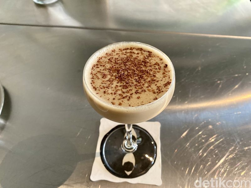 Knots: Super Lembut! Basque Cheesecake dan Mocha Mousse di Bakery Baru, 1. Berkolaborasi dengan Union Group, 2. Berkonsep semi open kitchen, 3. Basque cheesecake yang lembut, 4. Cantiknya kue jet, 5. Mocha Mousse yang mewah