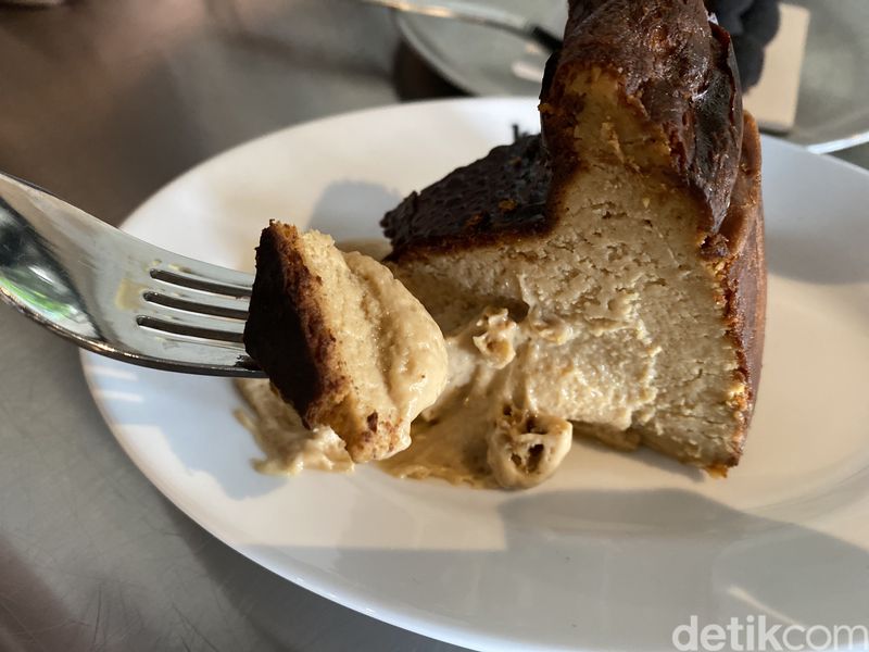 Knots: Super Lembut! Basque Cheesecake dan Mocha Mousse di Bakery Baru, 1. Berkolaborasi dengan Union Group, 2. Berkonsep semi open kitchen, 3. Basque cheesecake yang lembut, 4. Cantiknya kue jet, 5. Mocha Mousse yang mewah