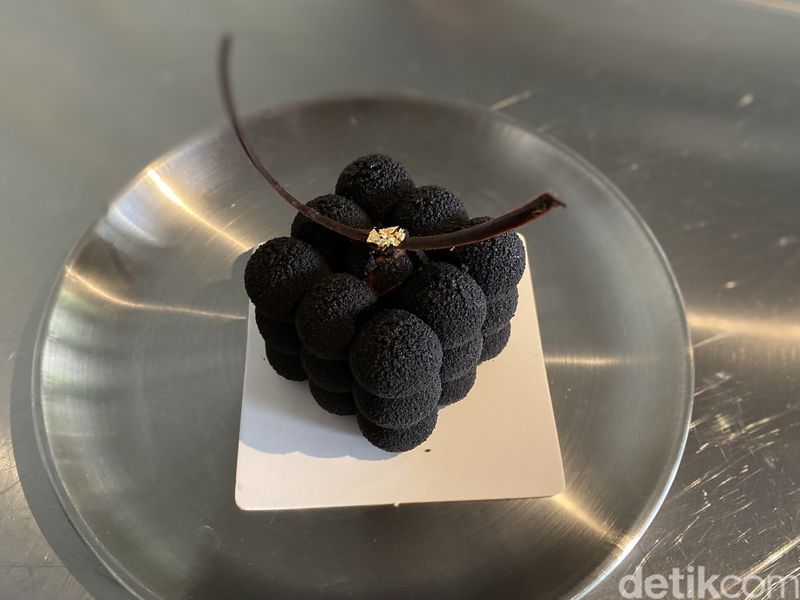 Knots: Super Lembut! Basque Cheesecake dan Mocha Mousse di Bakery Baru, 1. Berkolaborasi dengan Union Group, 2. Berkonsep semi open kitchen, 3. Basque cheesecake yang lembut, 4. Cantiknya kue jet, 5. Mocha Mousse yang mewah