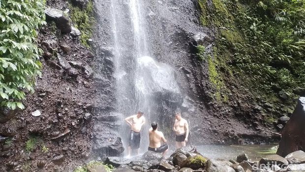 5 Curug Cantik Dekat Bekasi, Bisa Jadi Spot untuk Liburan Singkat, 1. Curug Parigi - Bekasi, 2. Curug Cigentis - Karawang, 3. Curug Leuwi Hejo - Bogor, 4. Curug Bidadari - Sentul, 5. Curug Nangka - Bogor