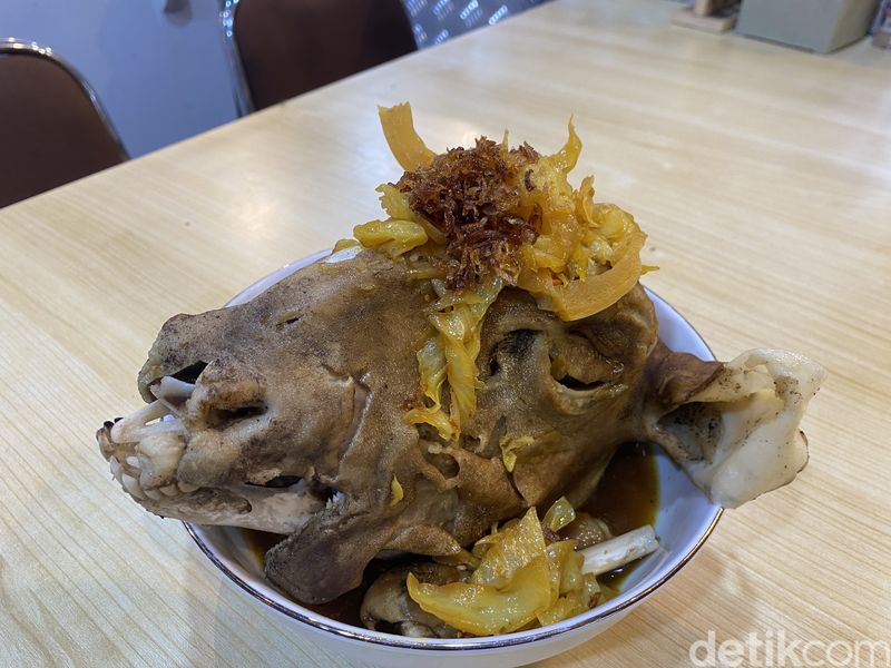 Haji Parto: Sate dan Kepala Kambing Muda Berbumbu Sedap di Dragon Point PIK, 1. Habiskan 100 kepala kambing sehari, 2. Dimasak dengan teknik khusus, 4. Kepala Kambing kuah tengkleng, 4. Sate kambing dan sop iga tak kalah nikmat