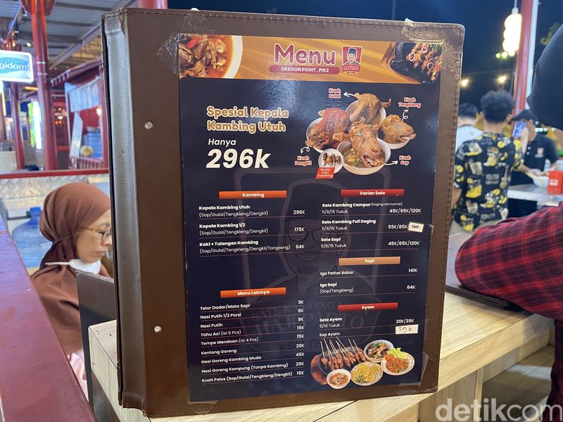 Haji Parto: Sate dan Kepala Kambing Muda Berbumbu Sedap di Dragon Point PIK, 1. Habiskan 100 kepala kambing sehari, 2. Dimasak dengan teknik khusus, 4. Kepala Kambing kuah tengkleng, 4. Sate kambing dan sop iga tak kalah nikmat