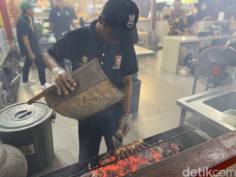 Haji Parto: Sate dan Kepala Kambing Muda Berbumbu Sedap di Dragon Point PIK, 1. Habiskan 100 kepala kambing sehari, 2. Dimasak dengan teknik khusus, 4. Kepala Kambing kuah tengkleng, 4. Sate kambing dan sop iga tak kalah nikmat