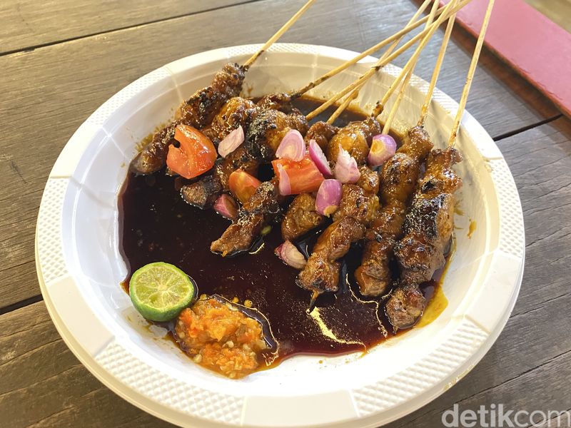 Haji Parto: Sate dan Kepala Kambing Muda Berbumbu Sedap di Dragon Point PIK, 1. Habiskan 100 kepala kambing sehari, 2. Dimasak dengan teknik khusus, 4. Kepala Kambing kuah tengkleng, 4. Sate kambing dan sop iga tak kalah nikmat