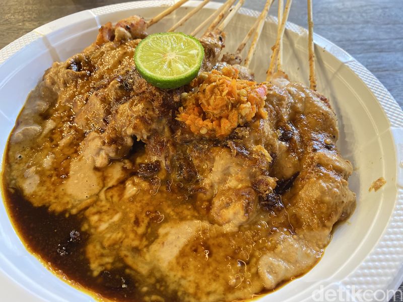 Haji Parto: Sate dan Kepala Kambing Muda Berbumbu Sedap di Dragon Point PIK, 1. Habiskan 100 kepala kambing sehari, 2. Dimasak dengan teknik khusus, 4. Kepala Kambing kuah tengkleng, 4. Sate kambing dan sop iga tak kalah nikmat