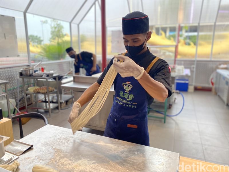 Lanzhou Lamian: Sedapnya Mie Tarik Autentik China yang Halal di PIK, 1. Lamian terinspirasi kota Lanzhou, 2. Proses dan teknik pembuatan lamian, 3. Lamian daging sapi jadi favorit, 4. Lamian Mala dan Mie Goreng Xin Jiang tak kalah nikmat, 5. Pangsit dengan isian daging penuh