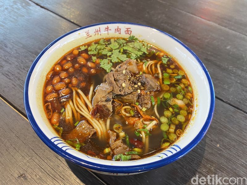 Lanzhou Lamian: Sedapnya Mie Tarik Autentik China yang Halal di PIK, 1. Lamian terinspirasi kota Lanzhou, 2. Proses dan teknik pembuatan lamian, 3. Lamian daging sapi jadi favorit, 4. Lamian Mala dan Mie Goreng Xin Jiang tak kalah nikmat, 5. Pangsit dengan isian daging penuh