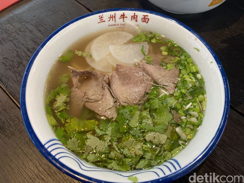 Lanzhou Lamian: Sedapnya Mie Tarik Autentik China yang Halal di PIK, 1. Lamian terinspirasi kota Lanzhou, 2. Proses dan teknik pembuatan lamian, 3. Lamian daging sapi jadi favorit, 4. Lamian Mala dan Mie Goreng Xin Jiang tak kalah nikmat, 5. Pangsit dengan isian daging penuh