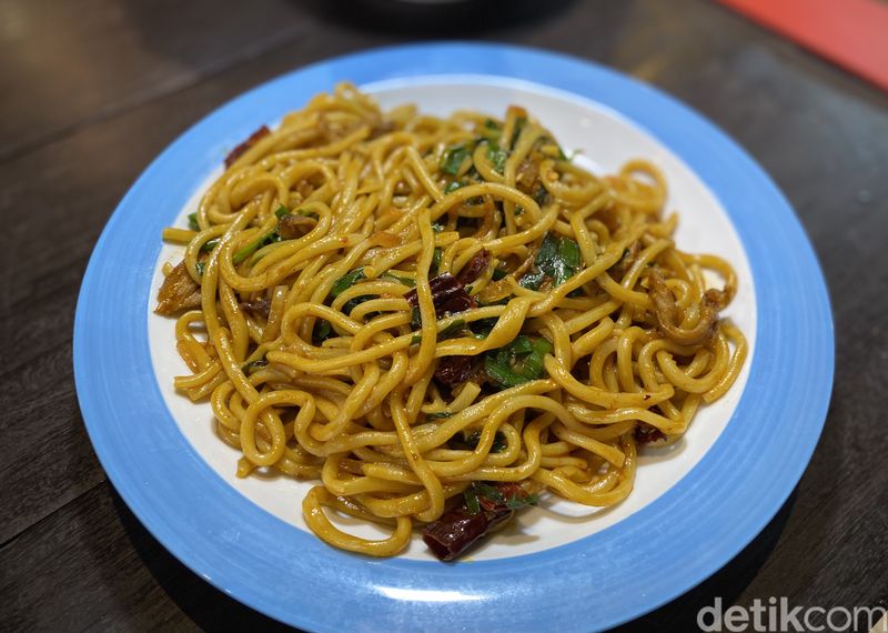 Lanzhou Lamian: Sedapnya Mie Tarik Autentik China yang Halal di PIK, 1. Lamian terinspirasi kota Lanzhou, 2. Proses dan teknik pembuatan lamian, 3. Lamian daging sapi jadi favorit, 4. Lamian Mala dan Mie Goreng Xin Jiang tak kalah nikmat, 5. Pangsit dengan isian daging penuh