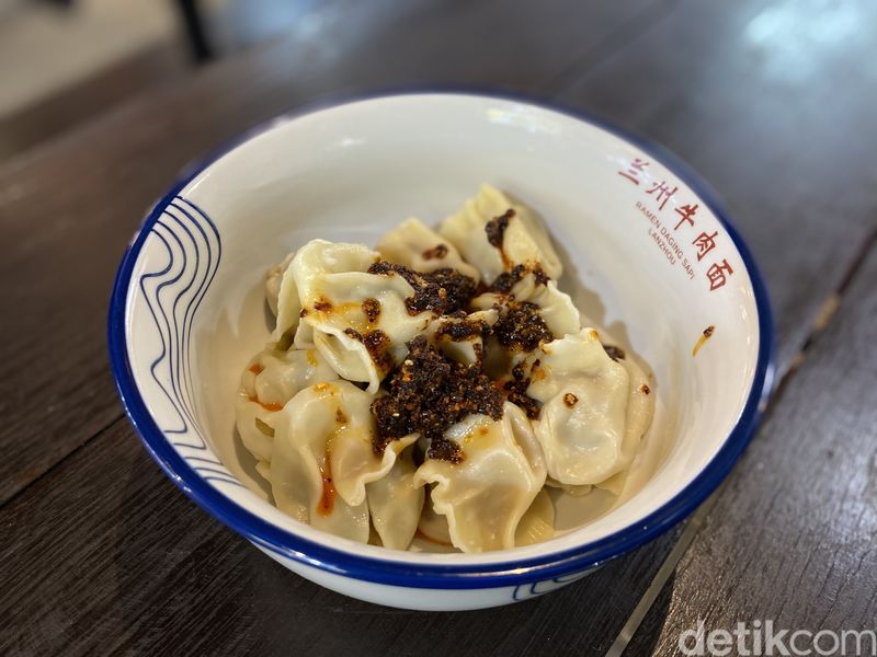Lanzhou Lamian: Sedapnya Mie Tarik Autentik China yang Halal di PIK, 1. Lamian terinspirasi kota Lanzhou, 2. Proses dan teknik pembuatan lamian, 3. Lamian daging sapi jadi favorit, 4. Lamian Mala dan Mie Goreng Xin Jiang tak kalah nikmat, 5. Pangsit dengan isian daging penuh