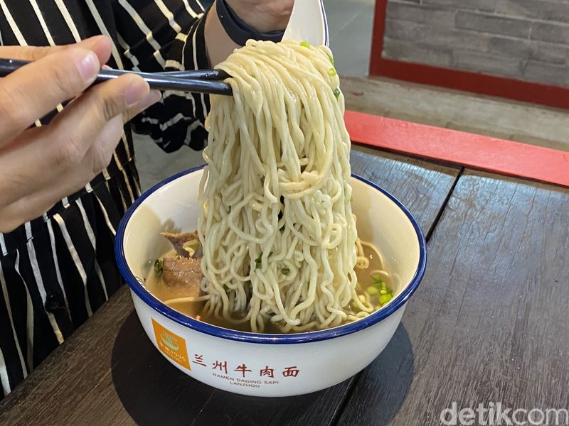 Lanzhou Lamian: Sedapnya Mie Tarik Autentik China yang Halal di PIK, 1. Lamian terinspirasi kota Lanzhou, 2. Proses dan teknik pembuatan lamian, 3. Lamian daging sapi jadi favorit, 4. Lamian Mala dan Mie Goreng Xin Jiang tak kalah nikmat, 5. Pangsit dengan isian daging penuh