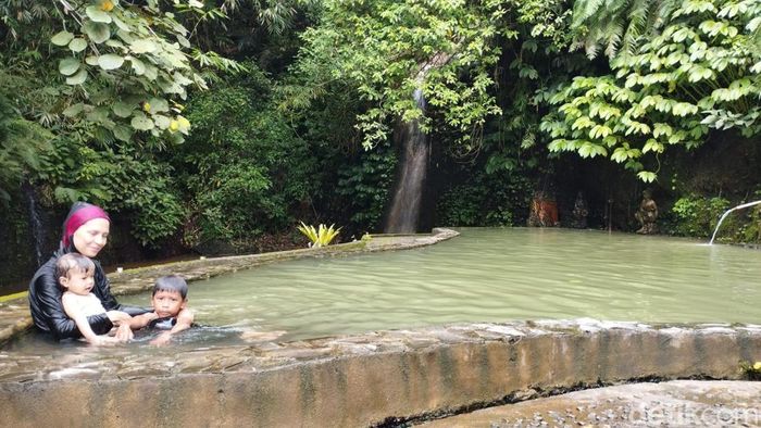 Array,Berendam di Air Panas Angseri Bali, Konon Bisa Obati Gatal dan Rematik