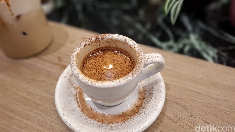 Goffee Exquise: Segarnya Cafe Pieno Dipadukan Donat Pistachio Kunafa, Sajikan specialty coffee, Kreasi Con Panna yang lebih istimewa, Racikan kopi dengan bahan tambahan yang unik, Varian donat sebagai pelengkap