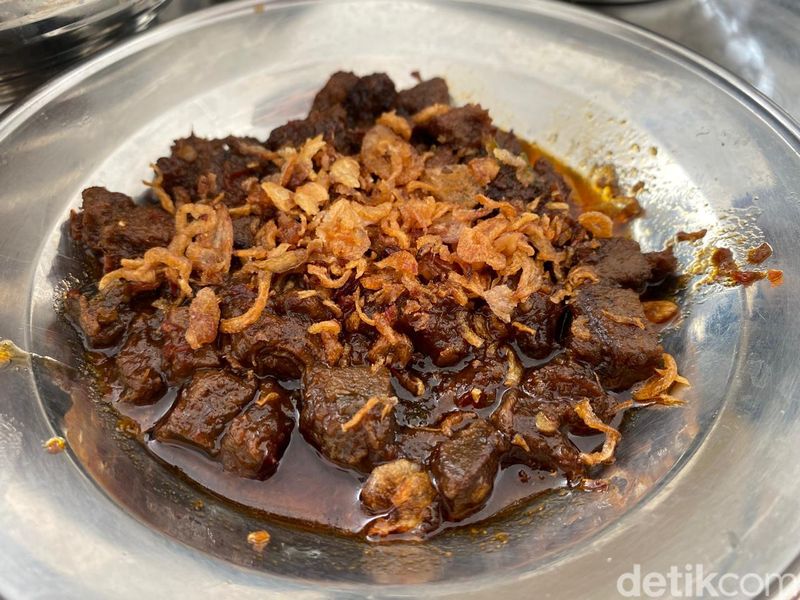 Bakmi Darmono: Mulur Lezat! Bakmi Karet Pedas Topping Tetelan Spesial, 1. Selalu diantre, 2. Bakmi Ayam Darmono Otentik, Cek Menu Selanjutnya di Halaman Berikutnya!, 3. Bakmi Ayam Darmono Pedas Manis, 4. Bakmi Karet Pedas