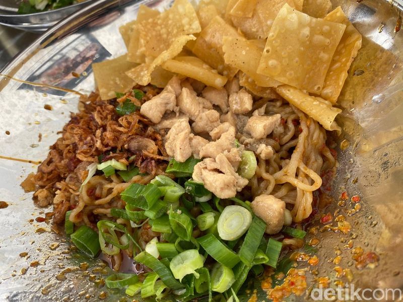 Bakmi Darmono: Mulur Lezat! Bakmi Karet Pedas Topping Tetelan Spesial, 1. Selalu diantre, 2. Bakmi Ayam Darmono Otentik, Cek Menu Selanjutnya di Halaman Berikutnya!, 3. Bakmi Ayam Darmono Pedas Manis, 4. Bakmi Karet Pedas