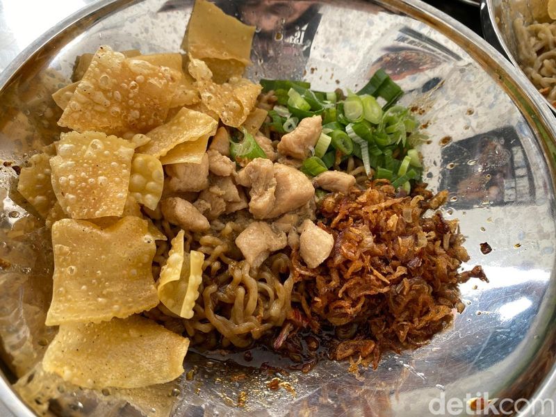 Bakmi Darmono: Mulur Lezat! Bakmi Karet Pedas Topping Tetelan Spesial, 1. Selalu diantre, 2. Bakmi Ayam Darmono Otentik, Cek Menu Selanjutnya di Halaman Berikutnya!, 3. Bakmi Ayam Darmono Pedas Manis, 4. Bakmi Karet Pedas
