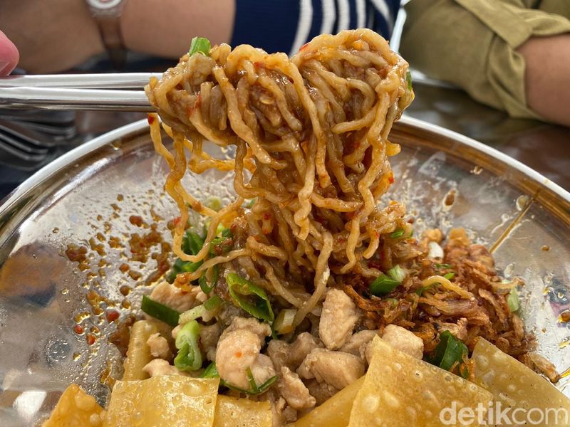 Bakmi Darmono: Mulur Lezat! Bakmi Karet Pedas Topping Tetelan Spesial, 1. Selalu diantre, 2. Bakmi Ayam Darmono Otentik, Cek Menu Selanjutnya di Halaman Berikutnya!, 3. Bakmi Ayam Darmono Pedas Manis, 4. Bakmi Karet Pedas