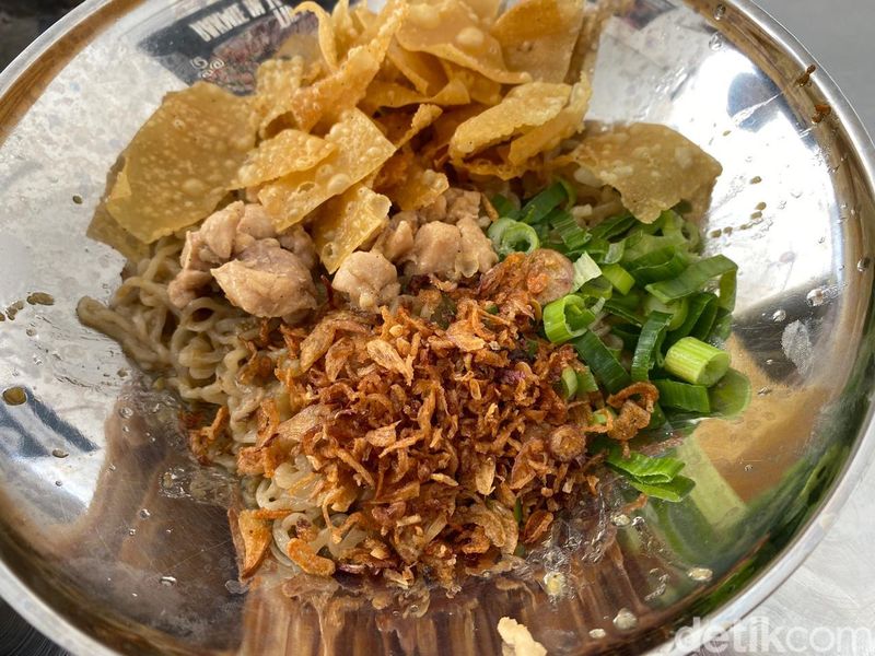 Bakmi Darmono: Mulur Lezat! Bakmi Karet Pedas Topping Tetelan Spesial, 1. Selalu diantre, 2. Bakmi Ayam Darmono Otentik, Cek Menu Selanjutnya di Halaman Berikutnya!, 3. Bakmi Ayam Darmono Pedas Manis, 4. Bakmi Karet Pedas