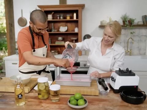Array,Copycat, Meghan Markle Disebut Tiru Reality Show Pamela Anderson