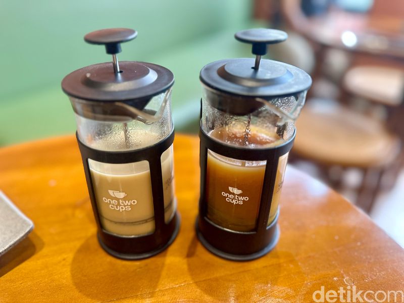 Tjap Nyonya Kaya: Ada 20 Racikan Jamu Tradisional di Kafe Jamu Ryu Kintaro, Bisnis milik YouTuber cilik Ryu Kintaro, Racikan jamu hangat dan dingin mulai Rp 15.000, 20 pilihan racikan jamu, Badan hangat minum Banyu Jahe Merah dan STMJ, Kembang Telang dan Ramuan Kencur Kekinian, Ngemil pisang hingga tahu goreng