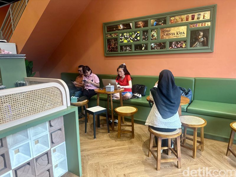 Tjap Nyonya Kaya: Ada 20 Racikan Jamu Tradisional di Kafe Jamu Ryu Kintaro, Bisnis milik YouTuber cilik Ryu Kintaro, Racikan jamu hangat dan dingin mulai Rp 15.000, 20 pilihan racikan jamu, Badan hangat minum Banyu Jahe Merah dan STMJ, Kembang Telang dan Ramuan Kencur Kekinian, Ngemil pisang hingga tahu goreng