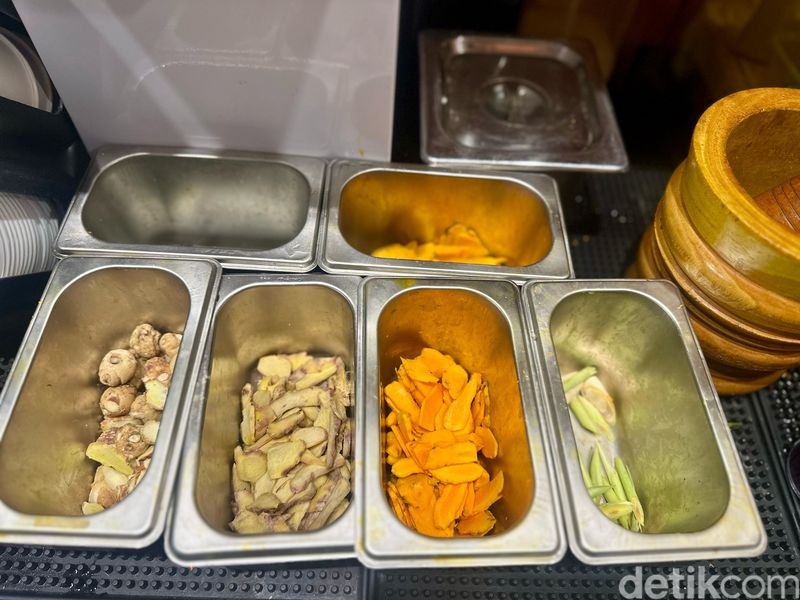 Tjap Nyonya Kaya: Ada 20 Racikan Jamu Tradisional di Kafe Jamu Ryu Kintaro, Bisnis milik YouTuber cilik Ryu Kintaro, Racikan jamu hangat dan dingin mulai Rp 15.000, 20 pilihan racikan jamu, Badan hangat minum Banyu Jahe Merah dan STMJ, Kembang Telang dan Ramuan Kencur Kekinian, Ngemil pisang hingga tahu goreng