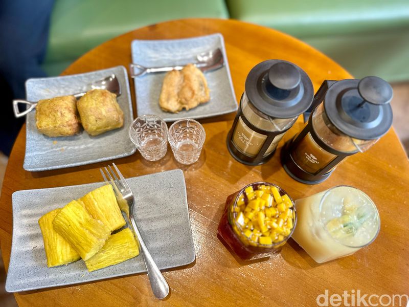 Tjap Nyonya Kaya: Ada 20 Racikan Jamu Tradisional di Kafe Jamu Ryu Kintaro, Bisnis milik YouTuber cilik Ryu Kintaro, Racikan jamu hangat dan dingin mulai Rp 15.000, 20 pilihan racikan jamu, Badan hangat minum Banyu Jahe Merah dan STMJ, Kembang Telang dan Ramuan Kencur Kekinian, Ngemil pisang hingga tahu goreng