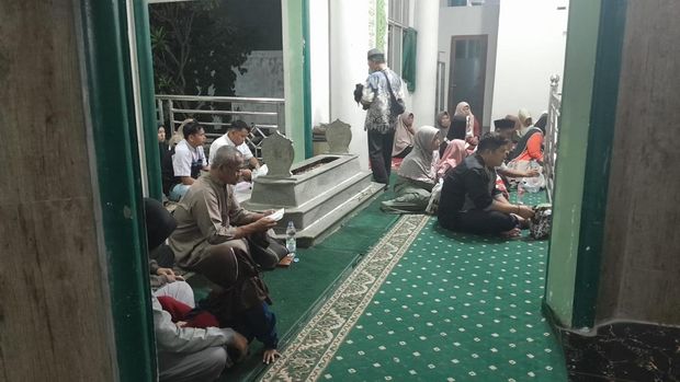 Array,Masjid Tertua hingga Makam Ulama, Ini Fakta Masjid Agung Karawang!