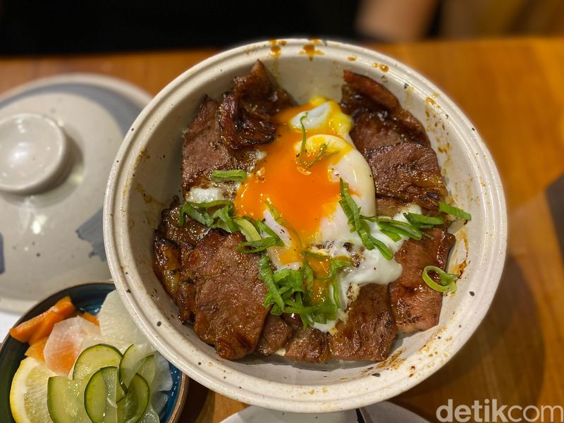 Obihiro Nikudon: Di Sini Ada Karubi Autentik dengan Suasana Ghibli, 1. Suasana Jepang yang kental, 2. Berkonsep Ghibli, 3. Dipanggang pakai binchotan, 4. Nikudon sapi yang jadi andalan, 5. Disajikan dengan ochazuke, 5. Yakitori hingga karamel puding untuk dessert