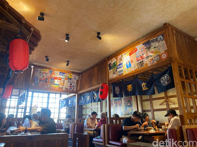 Obihiro Nikudon: Di Sini Ada Karubi Autentik dengan Suasana Ghibli, 1. Suasana Jepang yang kental, 2. Berkonsep Ghibli, 3. Dipanggang pakai binchotan, 4. Nikudon sapi yang jadi andalan, 5. Disajikan dengan ochazuke, 5. Yakitori hingga karamel puding untuk dessert