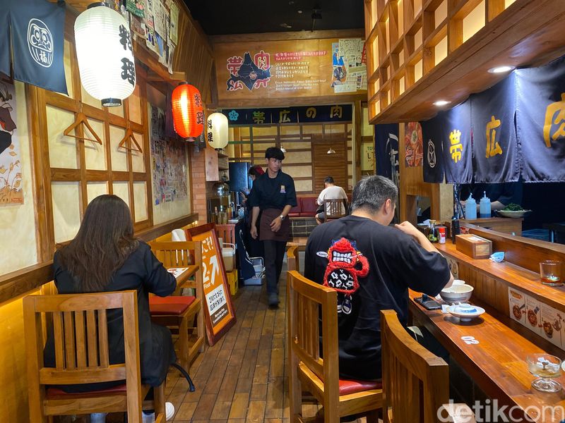 Obihiro Nikudon: Di Sini Ada Karubi Autentik dengan Suasana Ghibli, 1. Suasana Jepang yang kental, 2. Berkonsep Ghibli, 3. Dipanggang pakai binchotan, 4. Nikudon sapi yang jadi andalan, 5. Disajikan dengan ochazuke, 5. Yakitori hingga karamel puding untuk dessert