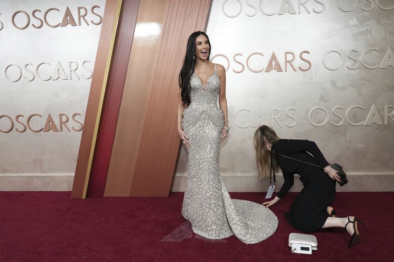 Array,Demi Moore Kalah di Oscars 2025, Pakar Gerak Bibir Ungkap Arti Reaksinya