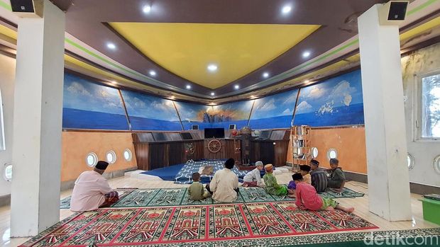 Array,Masjid Unik di Mojokerto, Bentuk Kapal Pesiar di Hutan Rimbun