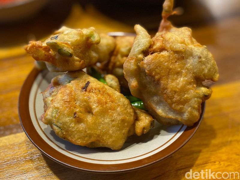 Tapak Djati: Istimewa! Pecak Gurame dan Garang Asem Sedap di Resto Joglo, 1. Bangunan antik Jawa dengan nuansa asri, 2. Menu Jawa dan Betawi yang Sedap, 3. Pecak Gurame dan ayam garang asam jadi favorit, 4. Ada ayam goreng serundeng dan nasi goreng iga sedap, 5. Gorengan sebagai pendamping