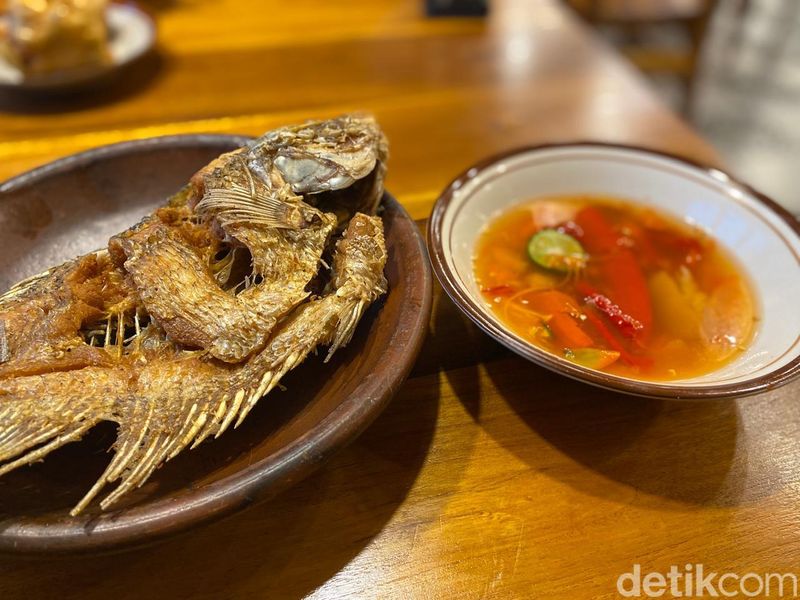 Tapak Djati: Istimewa! Pecak Gurame dan Garang Asem Sedap di Resto Joglo, 1. Bangunan antik Jawa dengan nuansa asri, 2. Menu Jawa dan Betawi yang Sedap, 3. Pecak Gurame dan ayam garang asam jadi favorit, 4. Ada ayam goreng serundeng dan nasi goreng iga sedap, 5. Gorengan sebagai pendamping