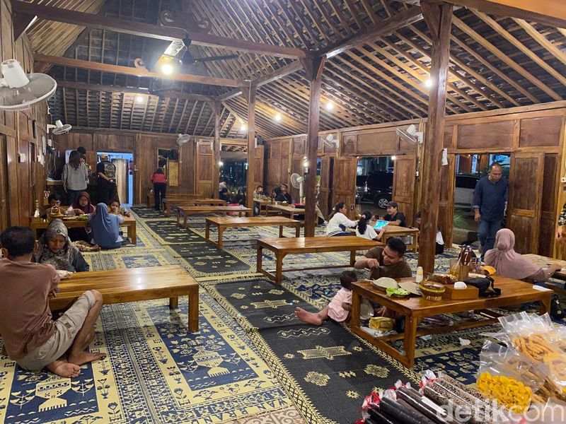 Tapak Djati: Istimewa! Pecak Gurame dan Garang Asem Sedap di Resto Joglo, 1. Bangunan antik Jawa dengan nuansa asri, 2. Menu Jawa dan Betawi yang Sedap, 3. Pecak Gurame dan ayam garang asam jadi favorit, 4. Ada ayam goreng serundeng dan nasi goreng iga sedap, 5. Gorengan sebagai pendamping