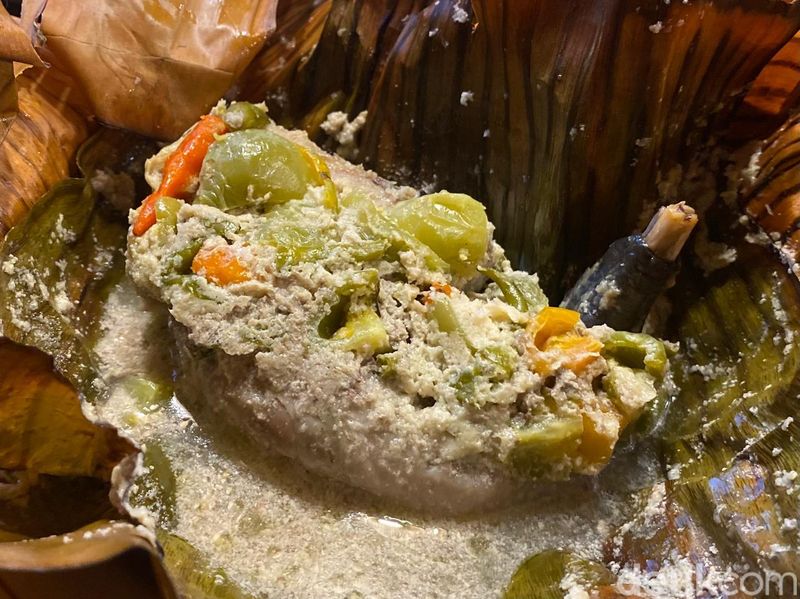 Tapak Djati: Istimewa! Pecak Gurame dan Garang Asem Sedap di Resto Joglo, 1. Bangunan antik Jawa dengan nuansa asri, 2. Menu Jawa dan Betawi yang Sedap, 3. Pecak Gurame dan ayam garang asam jadi favorit, 4. Ada ayam goreng serundeng dan nasi goreng iga sedap, 5. Gorengan sebagai pendamping